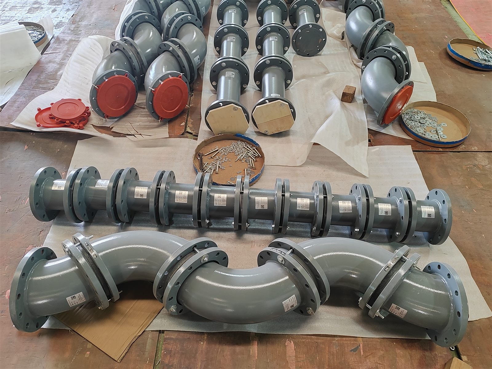 Lined pipe components staged with protected flange faces